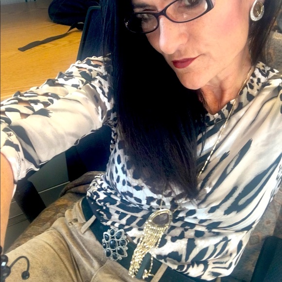 Meet your Posher, Elizabeth - Picture 2 of 2